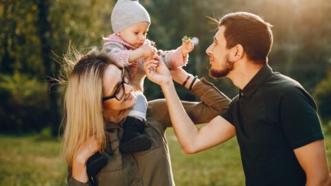 Ministerstvo navrhlo zvýšení rodičovské od ledna na 400 000 Kč