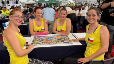 Mistryně světa ve skládání puzzle je z Brna, doma má přes 400 krabic