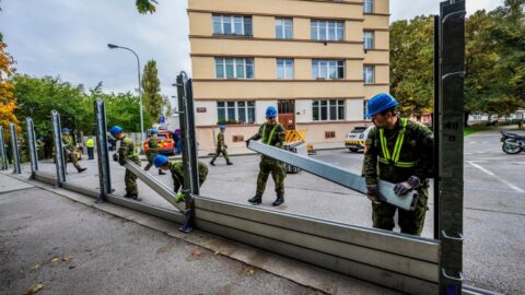 Protipovodňové zábrany při cvičení v pražských Holešovicích staví přes 100 lidí