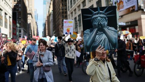 Protesty proti Trumpovi zaplnily ulice měst po celých Spojených státech
