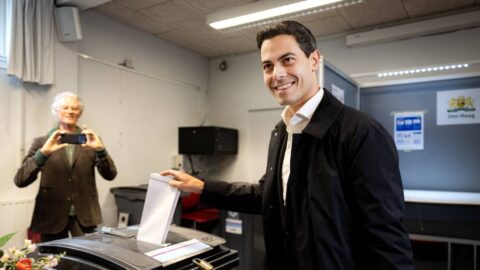 První odhady nizozemských voleb: Wildersova PVV i středová D66 shodně po 16,7 %, Timmermansova levicová koalice čtvrtá