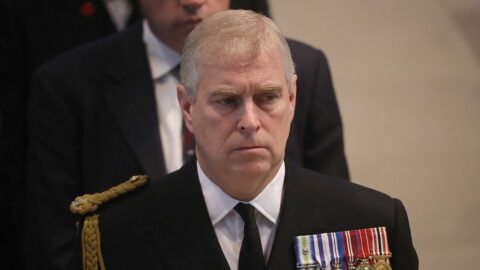 Britský král Karel III. se rozhodl zbavit svého bratra Andrewa zbývajících titulů a poct