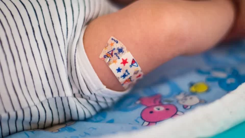 Výbor v USA chce zrušit doporučení očkovat novorozence proti hepatitidě B