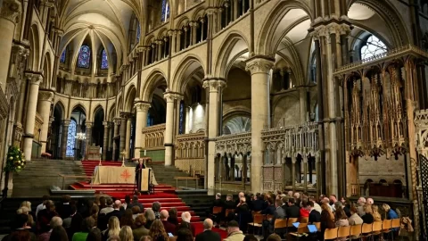 Vance a Musk odsoudili výstavu graffiti v katedrále v Canterbury