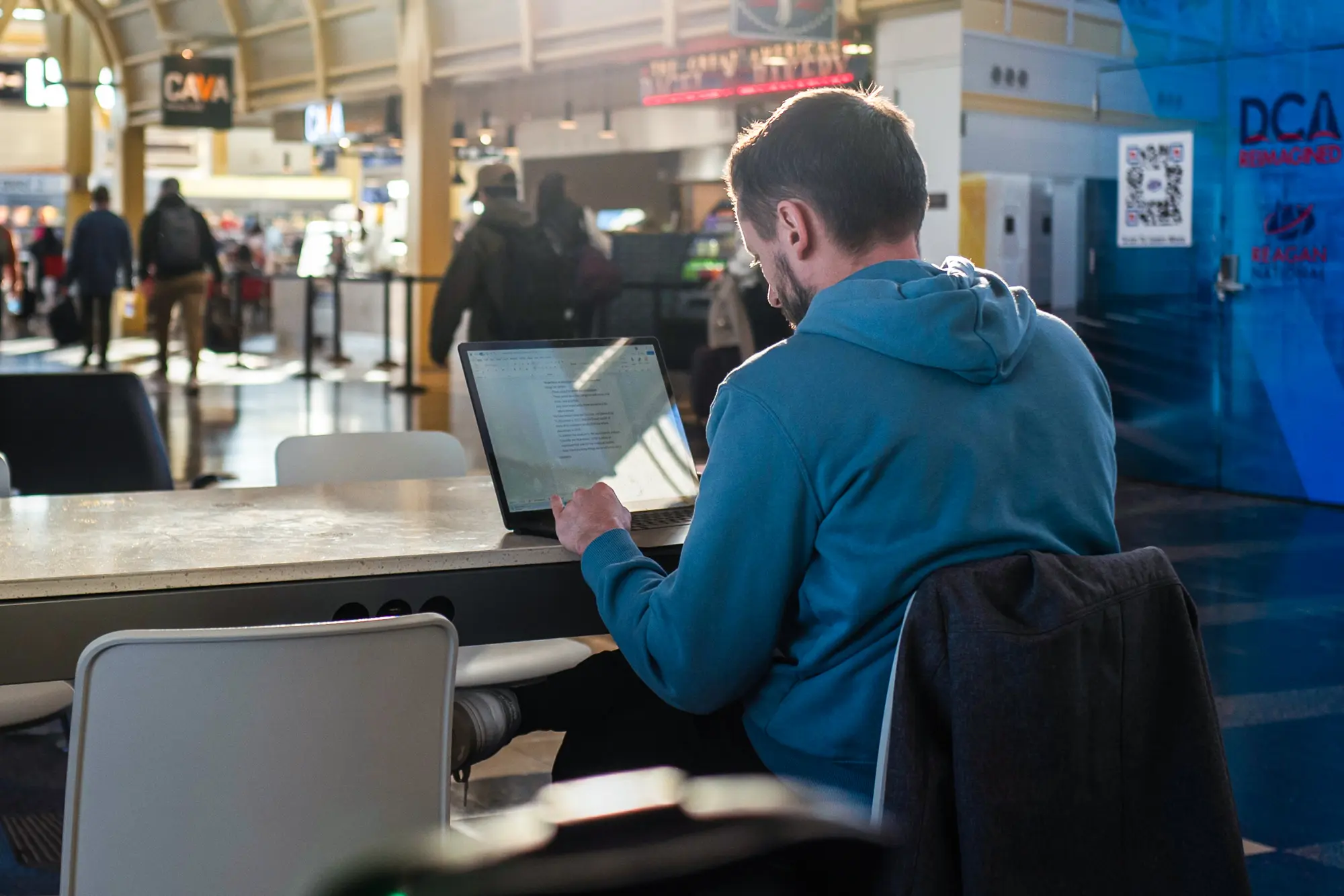 Muž u notebooku ve Washingtonu 18. března 2025. Nedávný průzkum mezi 1 000 dospělými Američany ukázal, že 84 procent uživatelů internetu používá „nebezpečné“ praktiky pro vytváření hesel, například své osobní údaje. (Madalina Vasiliu / The Epoch Times)