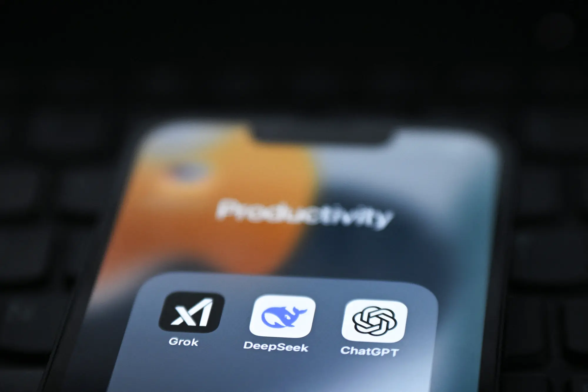Aplikace Grok, DeepSeek a ChatGPT zobrazené na obrazovce smartphonu v Londýně 20. února 2025. Od začátku roku potvrdilo centrum Identity Theft Resource Center 1 732 případů narušení dat. (Justin Tallis / AFP / Getty Images)