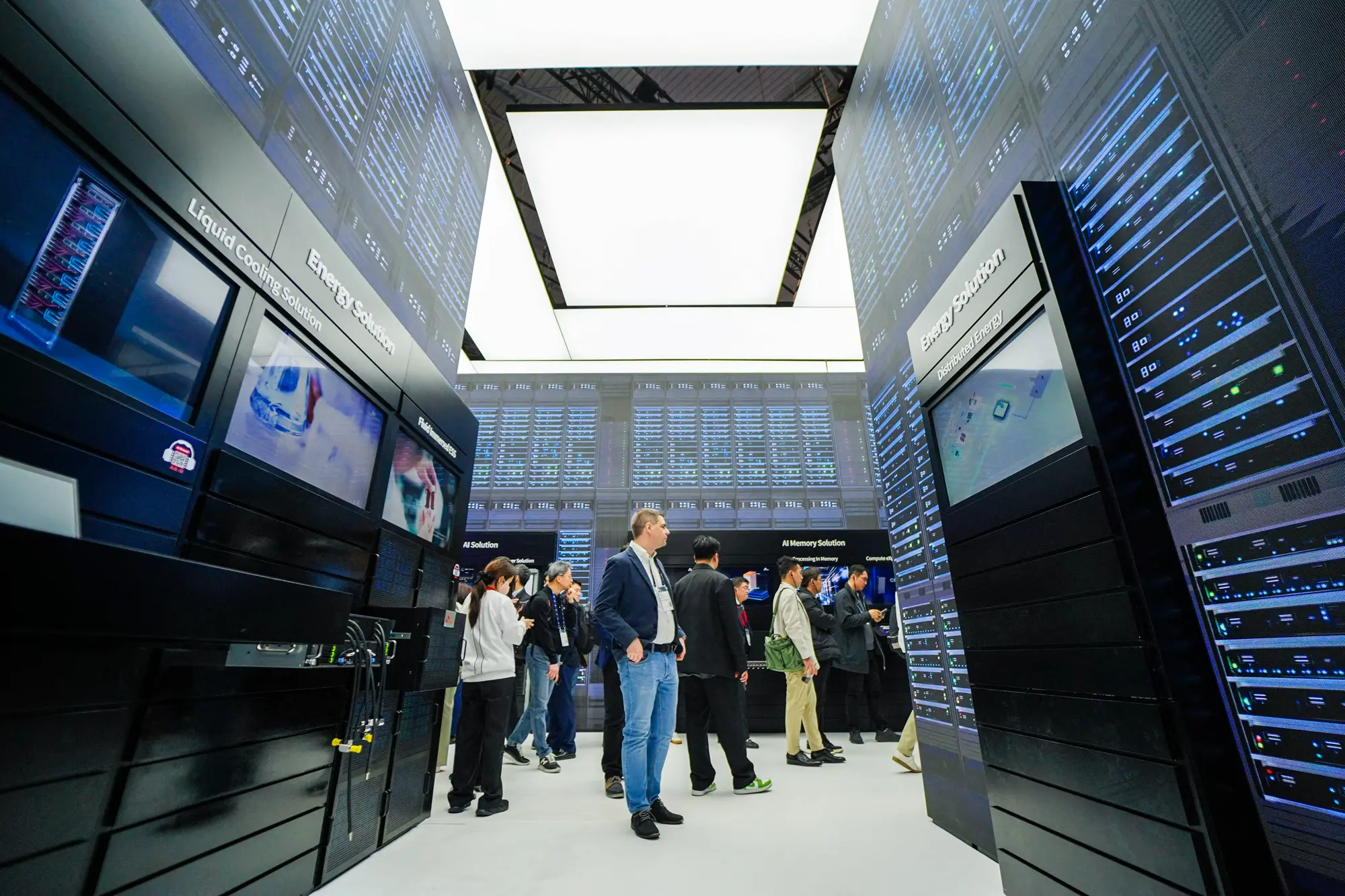 Lidé navštěvují datové centrum AI společnosti SK Networks během veletrhu Mobile World Congress – největšího světového mobilního veletrhu – v Barceloně 3. března 2025. Spojené státy a Evropská unie začaly řešit otázky datové bezpečnosti v době prudkého rozvoje systémů AI. (Manaure Quinter / AFP / Getty Images)