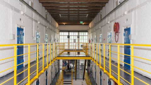 Švédsko přitvrdí boj proti gangům mladistvých,  do vězení začne posílat i 13leté pachatele