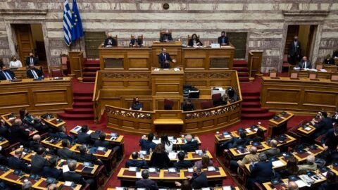 Řecký parlament schválil prodloužení maximální denní pracovní doby až na 13 hodin