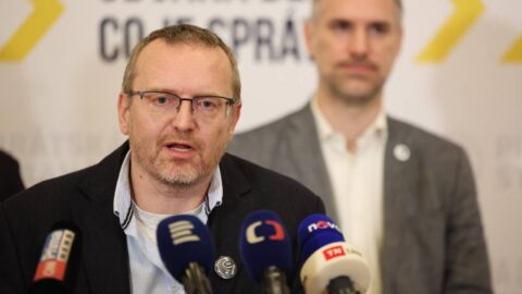 Bláha skončí jako místopředseda Pirátů, vrátí se do Hlídače státu