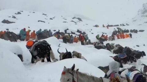 Stovky horolezců, které vánice uvěznily na Mount Everestu, jsou už v bezpečí