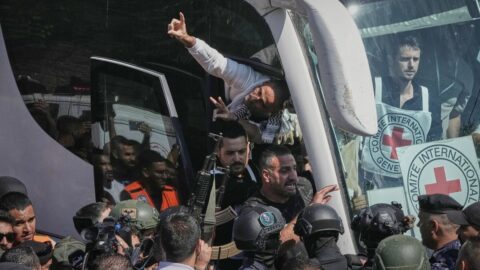 Do Ramalláhu i Gazy přijely autobusy s Palestinci, jež Izrael propustil z věznic