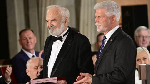 Pavel udělil nejvyšší vyznamenání Svěrákovi, Navrátilové či Drábové