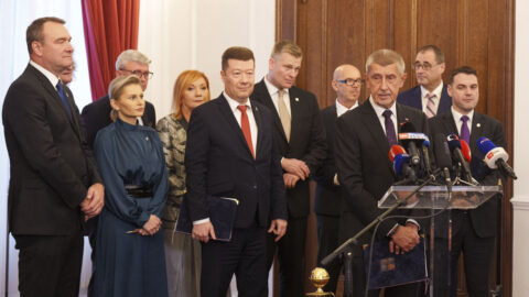 ANO, SPD a Motoristé podepsali návrh na zmrazení platů politiků. Složení nové vlády dnes neřešili