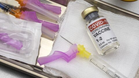Britský úřad čelí obvinění, že zatajuje možné souvislosti mezi očkováním proti covidu-19 a nadměrnou úmrtností