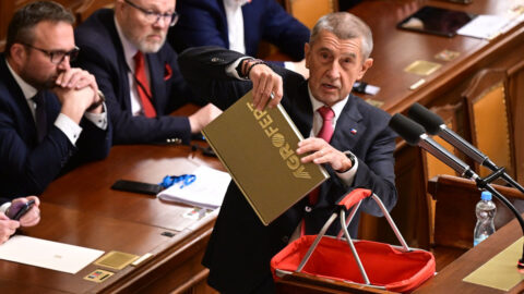 Babiš ve Sněmovně vysvětloval střet zájmů kvůli Agrofertu. Při mluvení o svém synovi se rozplakal