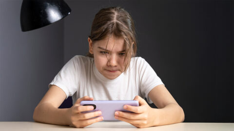 Sociální sítě souvisejí s horšími výsledky v testech čtení a paměti u dětí
