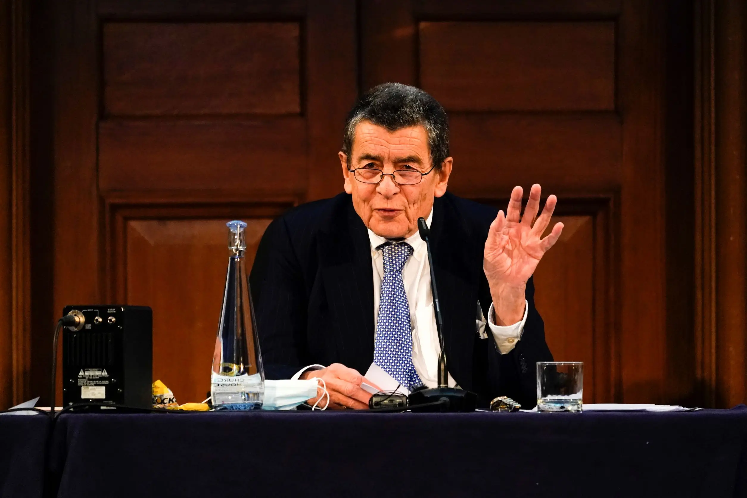 Předseda „Čínského tribunálu“ sir Geoffrey Nice vyhlašuje verdikt nezávislého tribunálu, který posuzoval důkazy o údajném porušování práv Ujgurů v Číně. Tribunál se konal v Londýně 9. prosince 2021. (Alberto Pezzali / AP Photo)
