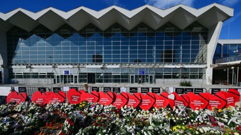 Desítky tisíc lidí přišly rok po tragédii v Novém Sadu uctít památku obětí