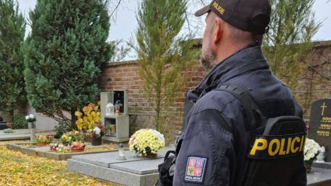Lidé dnes při Dušičkách vzpomínají na zesnulé, konají se i bohoslužby za mrtvé