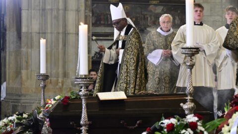 Rakev s kardinálem Dukou byla v Chrámu svatého Víta uložena do arcibiskupské hrobky