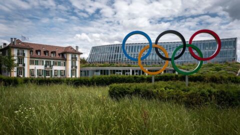 Logo olympijských kruhů před sídlem Mezinárodního olympijského výboru v Lausanne během pandemie covidu v roce 2020.