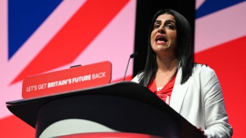 Británie představila zásadní reformu azylové politiky: dočasný status, přísnější pravidla a omezení rodinných vazeb