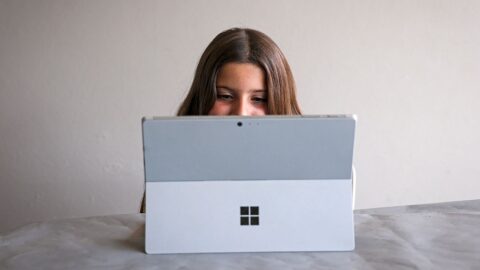 Jeden z pěti mladých uživatelů umělé inteligence dává podle studie přednost „rozhovoru“ s technologiemi před lidmi