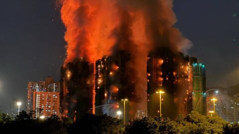 Hasiči stále bojují s požárem v hongkongském komplexu. Hlášeno je nejméně 55 obětí, desítky se pohřešují