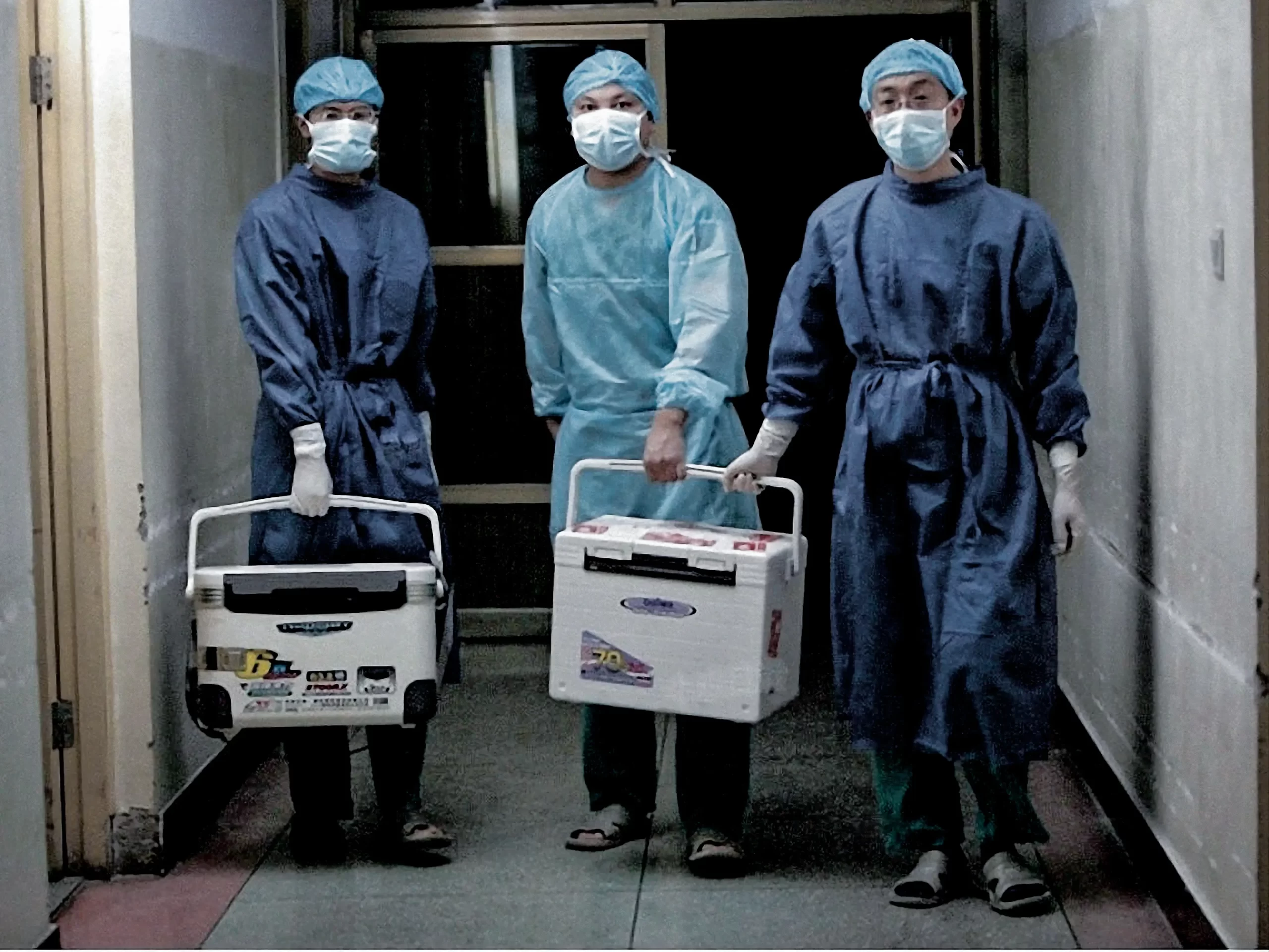 Lékaři nesou orgány k transplantaci v nemocnici v provincii Henan, 16. srpna 2012. Nedávný rozhovor zachycený zapnutým mikrofonem mezi čínským vůdcem Xi Jinpingem a ruským prezidentem Vladimirem Putinem o prodlužování života pomocí transplantací orgánů znovu obrátil pozornost k utajovanému čínskému programu. (Sohu.com / Screenshot via The Epoch Times)