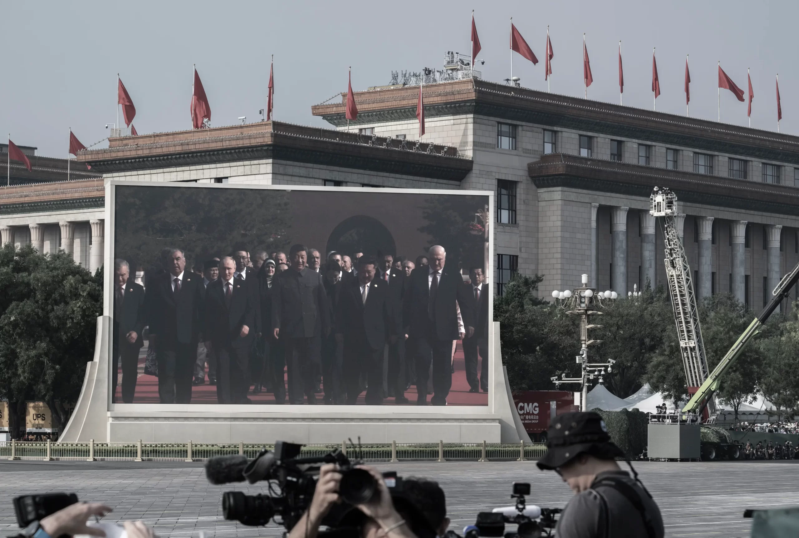 Čínský vůdce Xi Jinping (uprostřed), ruský prezident Vladimir Putin, severokorejský vůdce Kim Čong-un a další jsou zachyceni na velké obrazovce při příjezdu na vojenskou přehlídku na náměstí Tchien-an-men v Pekingu 3. září 2025. (Kevin Frayer / Getty Images)