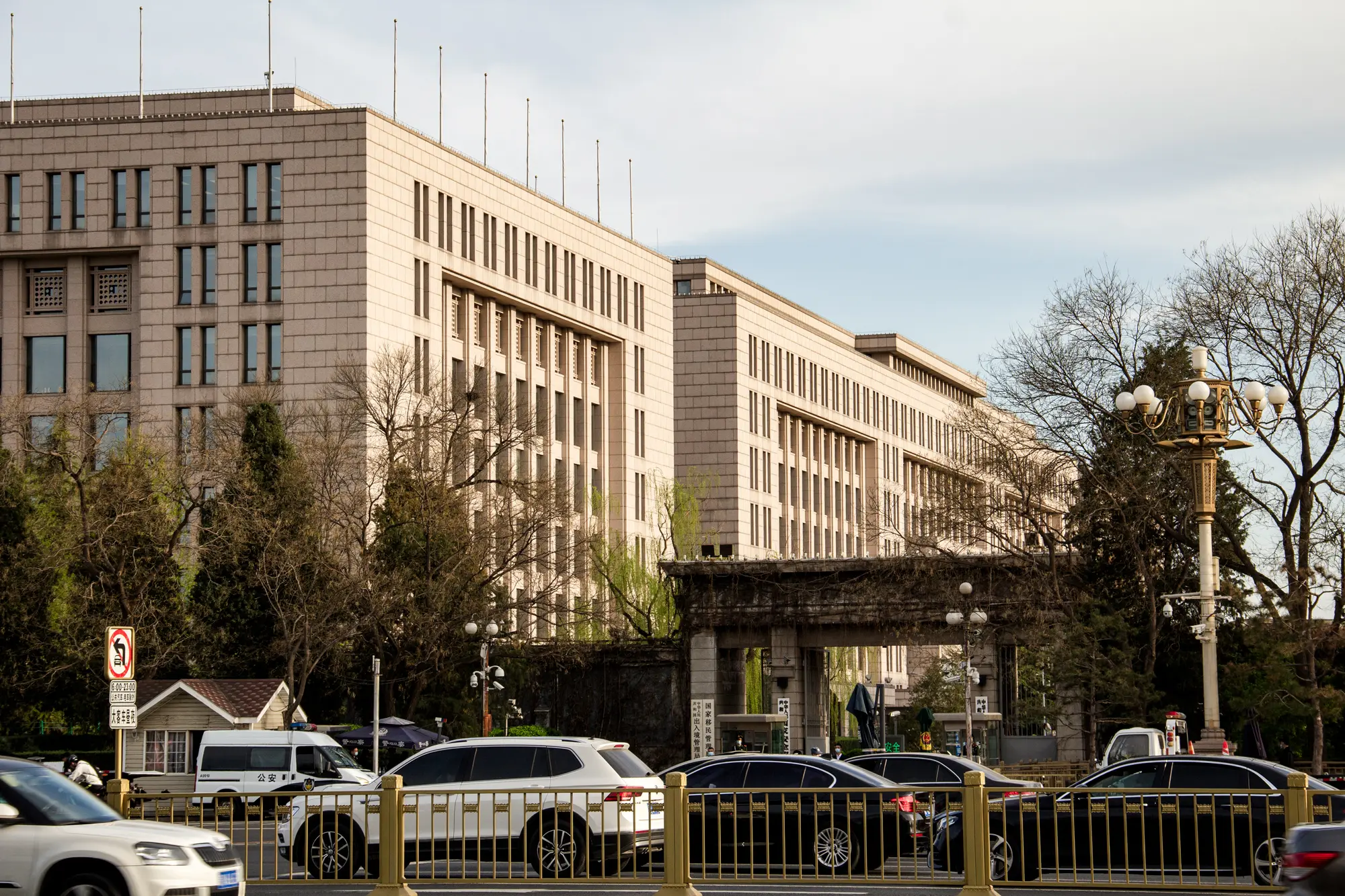 Sídlo čínského ministerstva veřejné bezpečnosti poblíž náměstí Tchien-an-men je oficiálně označováno jako hlavní úřad tohoto resortu, skutečné sídlo se však nachází v samostatném komplexu v pekingské čtvrti Chaj-tien. (維基小霸王 / CC)
