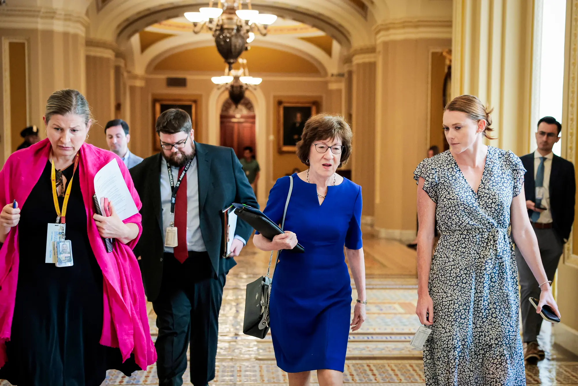 (Senátorka Susan Collinsová (republikánka, Maine) kráčí se svým týmem v Kapitolu ve Washingtonu, 28. července 2025. Collinsová patří mezi republikány, kteří vyjádřili ochotu uvažovat o změně filibusteru. Anna Moneymaker / Getty Images)