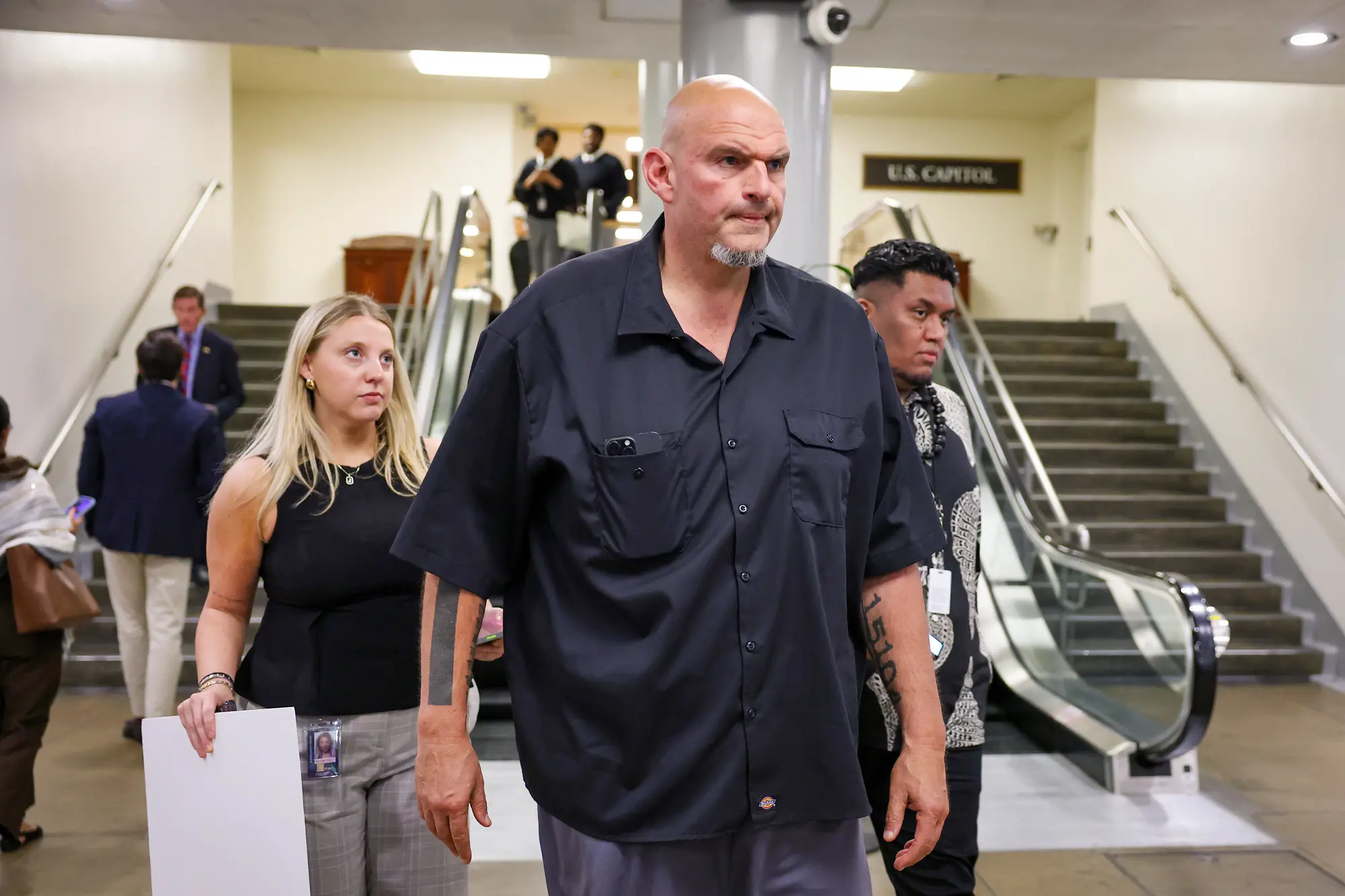 (Senátor John Fetterman (demokrat, Pensylvánie) prochází prostory senátního metra při hlasování v Kapitolu USA, 1. října 2025. Moneymaker / Getty Images)