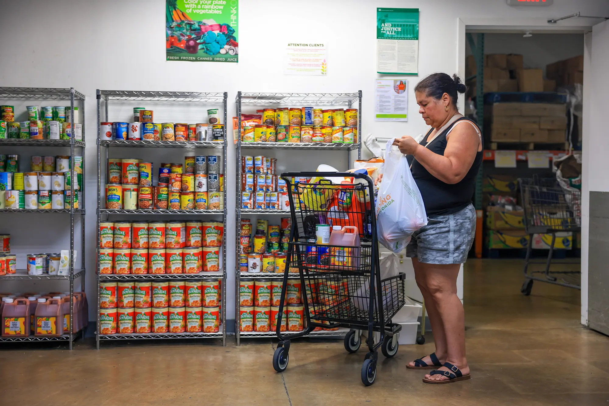 (Žena nakupuje v potravinové bance Feeding South Florida v Pembroke Parku na Floridě, 27. října 2025. Ministerstvo zemědělství USA oznámilo, že dávky SNAP nebudou vypláceny, pokud bude vládní odstávka pokračovat i po 1. listopadu. Joe Raedle / Getty Images)