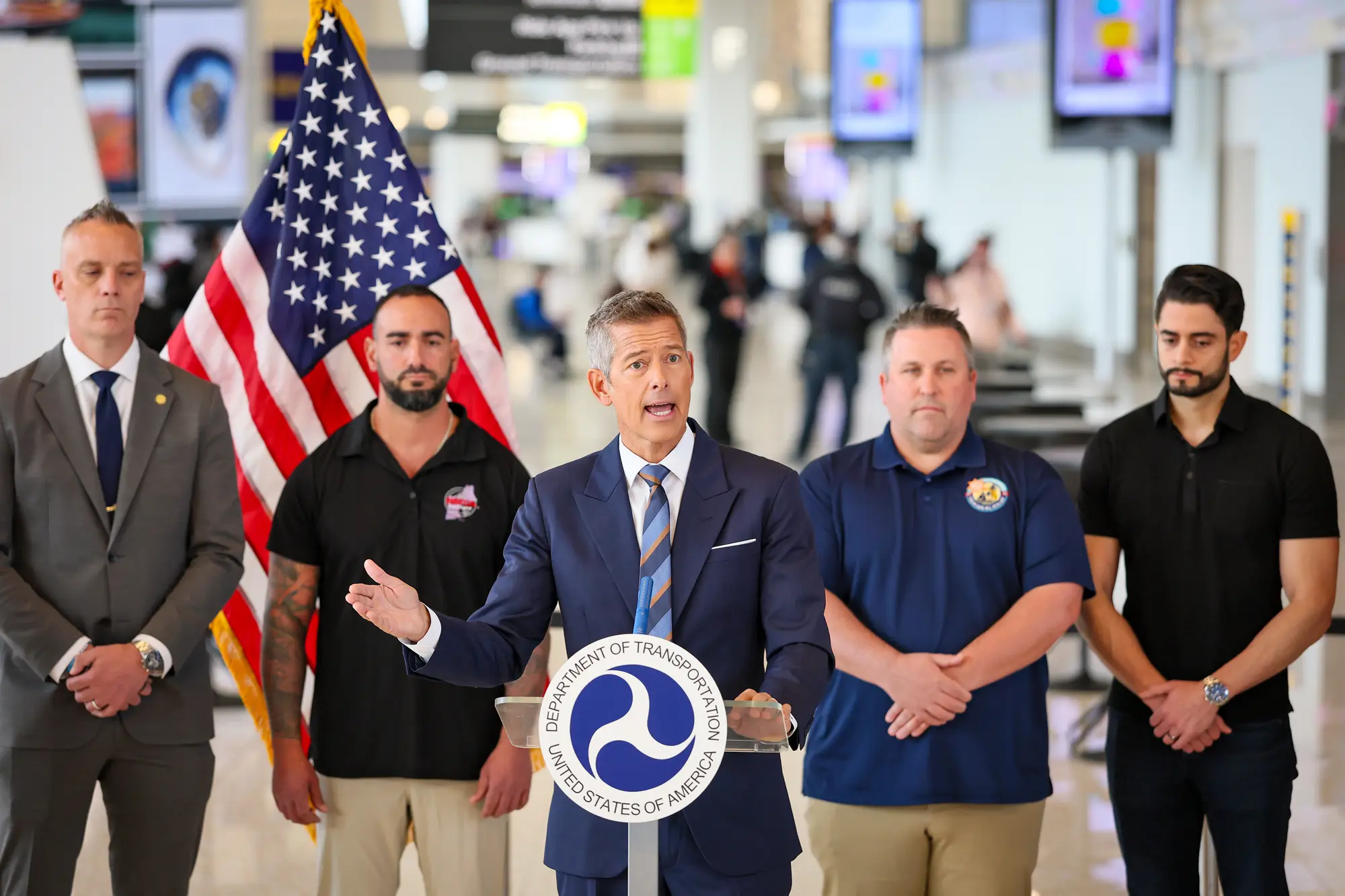 (Ministr dopravy Sean Duffy hovoří na tiskové konferenci na letišti LaGuardia v New Yorku 28. října 2025 o tom, jak vládní odstávka ovlivňuje provoz letišť po celé zemi. Michael M. Santiago / Getty Images)