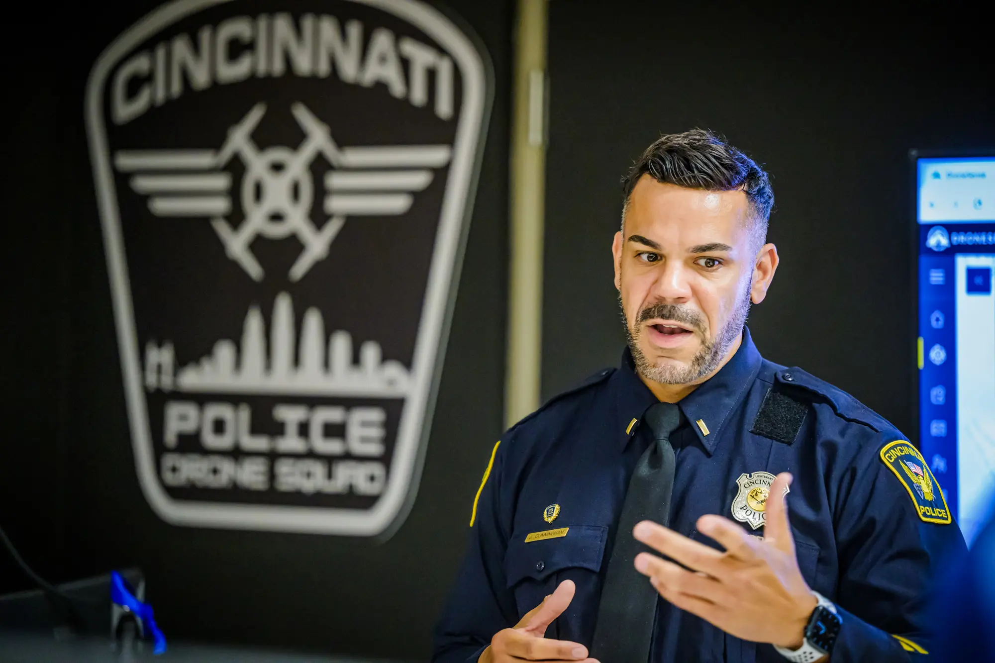Policejní poručík Jonathan Cunningham vysvětluje, jak policejní oddělení Cincinnati provozuje svůj nový program „Drone as First Responder“, 12. září 2025. (Malinda Hartong / The Epoch Times)