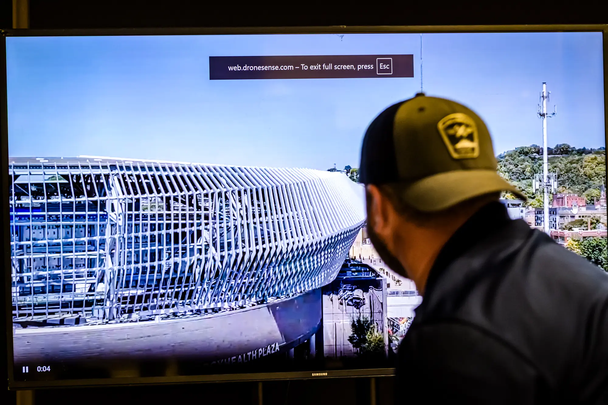 Počítačová obrazovka zobrazuje obraz z kamery dronu, který monitoruje člen dronové jednotky policejního oddělení Cincinnati, 12. září 2025. (Malinda Hartong / The Epoch Times)