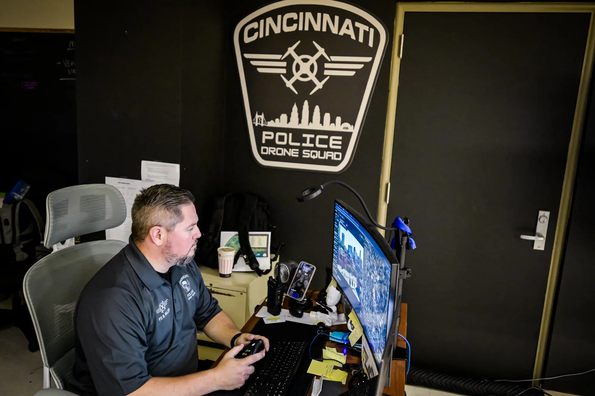 Policejní důstojník Ben Miller řídí dron a sleduje záběry z jeho kamery na velitelství policie v Cincinnati, 12. září 2025. (Malinda Hartong / The Epoch Times)