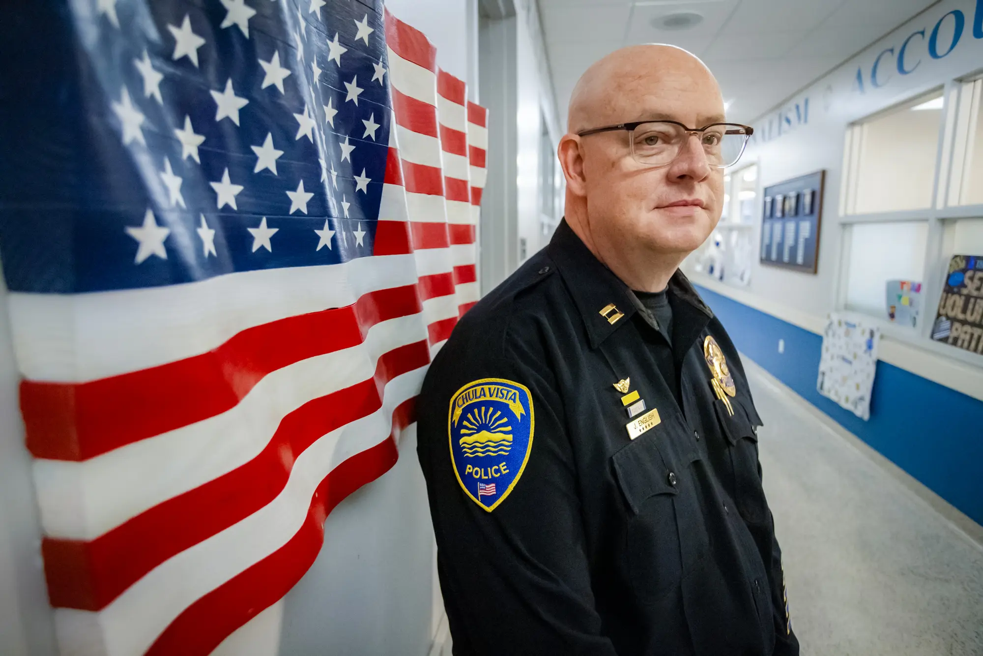 Kapitan John English v chodbě policejního oddělení v Chula Vista v Kalifornii, 21. srpna 2025. English uvedl, že drony poskytují policistům v terénu informace v reálném čase, což zlepšuje rozhodování a pomáhá předejít přehnané reakci na domnělou hrozbu. (John Fredricks / The Epoch Times)