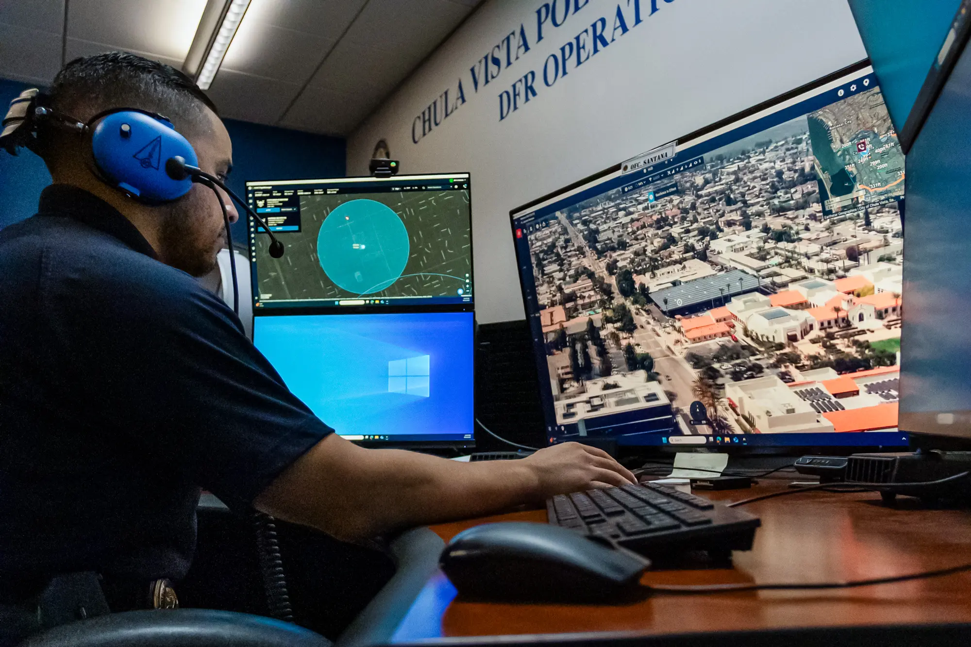 Policista sleduje let dronu poblíž policejního oddělení v Chula Vista v Kalifornii, 21. srpna 2025. Drony se jako zasahující prostředky šíří po celé zemi, byť někteří kritici upozorňují na rizika nadměrného dohledu a zabezpečení dat, zejména u modelů čínské výroby. (John Fredricks / The Epoch Times)