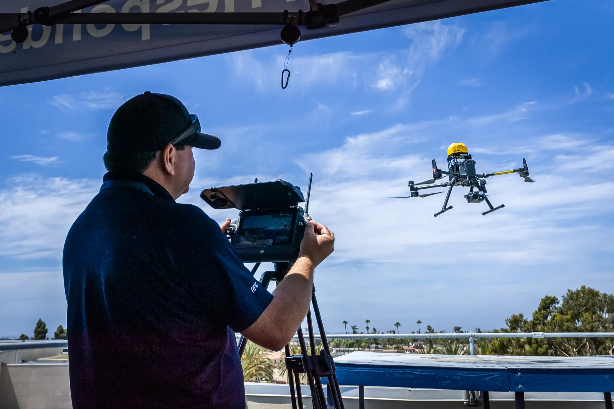 Operátor dronu řídí dron policejního oddělení v Chula Vista v Kalifornii, 21. srpna 2025. Úřady uvádějí, že dron poskytuje přesné lokalizační údaje, které navádějí policisty a umožňují rychlou reakci. (John Fredricks / The Epoch Times)