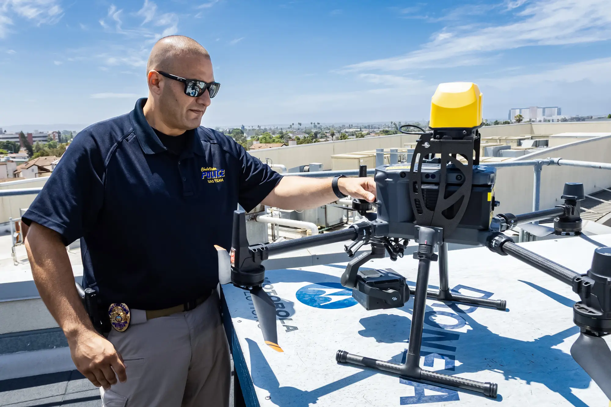 Sgt. Manny Salazar, velitel dronové jednotky, připravuje dron k letu na policejním oddělení v Chula Vista v Kalifornii, 21. srpna 2025. Salazar uvedl, že drony sloužící jako první zasahující prostředek stojí asi 35 000 USD za kus – výrazně méně než vrtulníky, které odhadl na 1 milion USD. (John Fredricks / The Epoch Times)