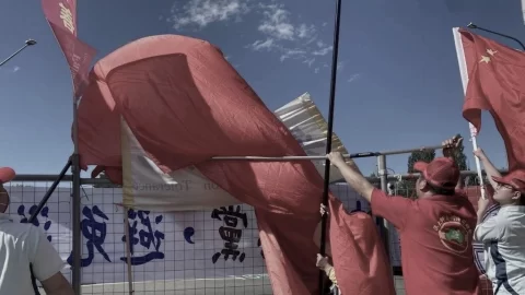 „Vykonavatelé“ podporující čínský režim napadli demonstranty během návštěvy čínského představitele v Austrálii