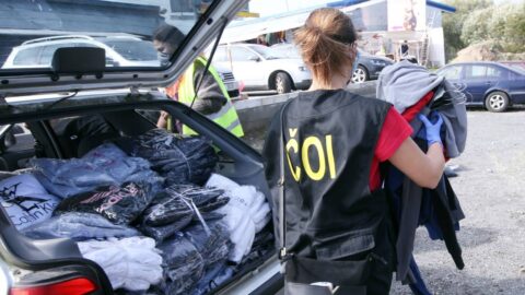 ČOI zabavila na tržnici v Hatích padělky v hodnotě originálů za 21 milionů Kč