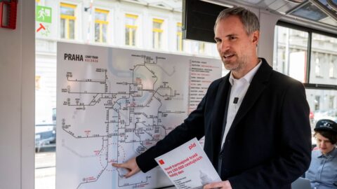 Hřib chce kvůli kolonám změny zákona či soutěžení oprav silnic i na rychlost