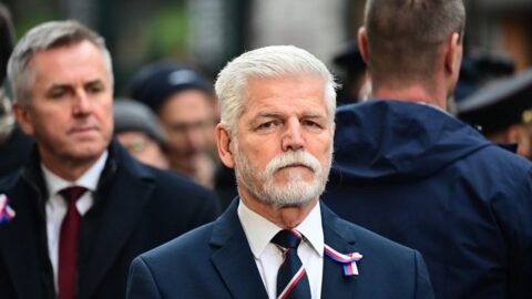 Vláda přijala usnesení o členech delegace na summitu NATO. Prezident mezi nimi není