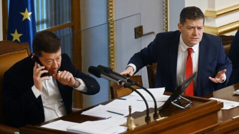 Budoucí opozici rozhořčilo neschválení cest poslanců souvisejících s NATO a EU