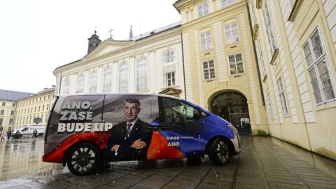 Babiš dorazil na Hrad, prezidentovi představí nominace na ministry