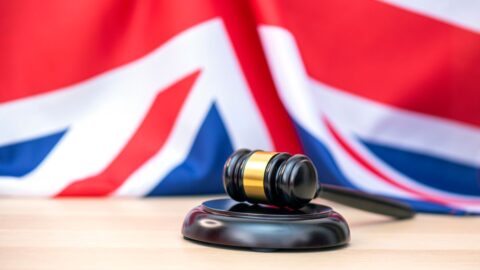 Britská vláda chystá reformu soudnictví, aby lidé nečekali na soudy léta